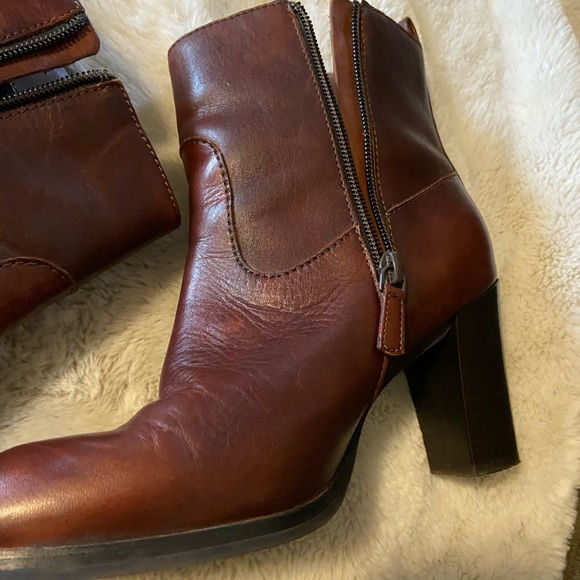 Size 7 wine red Cole Haan leather ankle boots - Picture 3 of 14